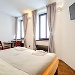 Kralovska Cesta 3*